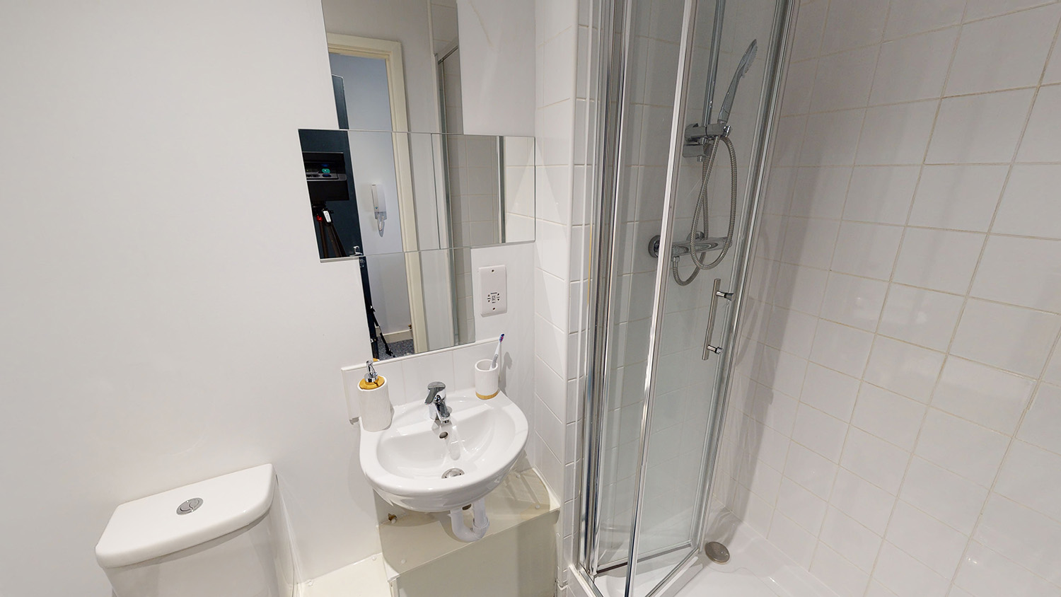 studio apartment with well furnished bathroom | Phoenix-House-Coventry